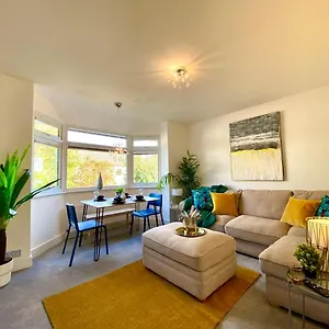 Seaside Serenity: Stylish 2-bedroom Near Bournemouth's Bournemouth