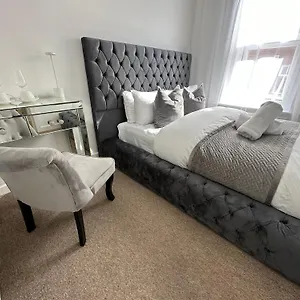 The Smaller Comfortable For One 5 Min To The Bournemouth